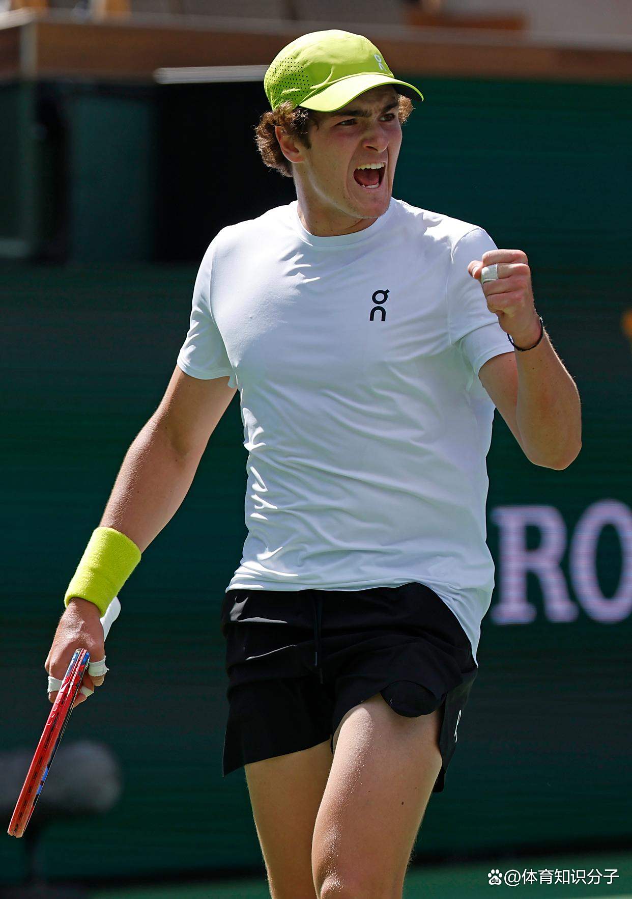 费德勒回归赛场，大胜首场状态亮眼，利物浦观众沸腾！